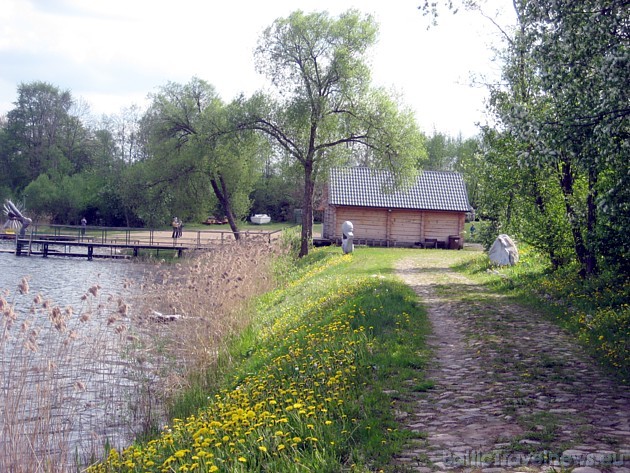 Parks ir ne tikai ideāla vieta mākslas baudīšanai, bet arī jauka vieta pastaigai svaigā gaisā [8]