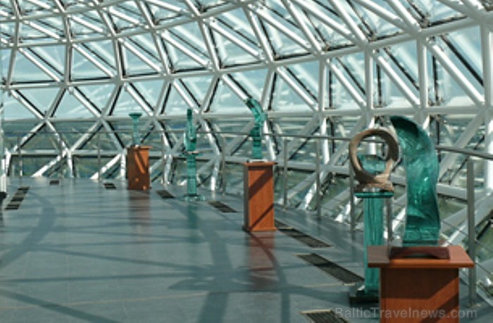 No zāles ir iespēja nonākt 32 metru augstumā, skatu laukumā. No turienes paveras iespaidīgs skats: redzami 6 ezeri, Labanora (Labanoro) meža panorāma [4]