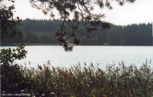 Pildas-ezers-ar-salam 