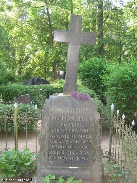 Dzejnieka-J-Raina-teva-Krisjana-Plieksana-kapavieta 