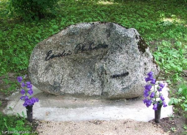 Emilijas-Plateres-pieminas-akmens 