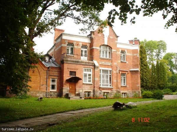 Luznavas-muizas-apbuve-ar-parku 