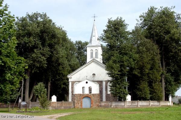 Ozolmuizas-Sv-Petera-un-Sv-Pavila-Romas-katolu-baznica 