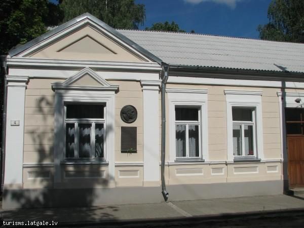 Pieminas-plaksne-pie-aktiera-Solomona-Mihoelsa-dzimtas-majas 