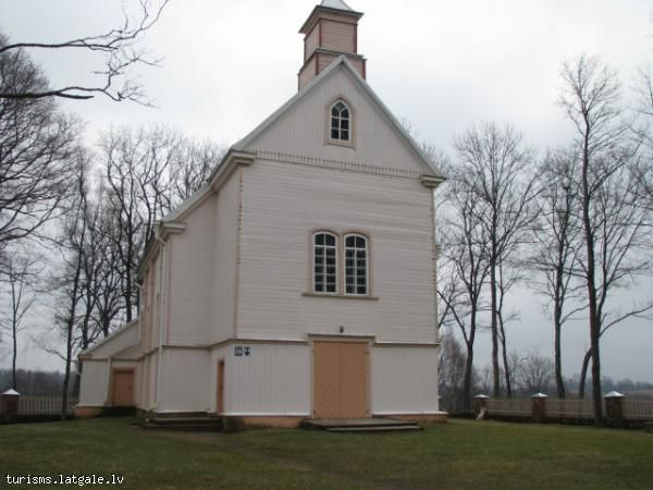 Pusas-Vissvetas-Trisvienibas-Romas-katolu-baznica 