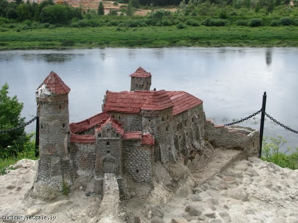 Vecpils-pilskalns-un-Dinaburgas-pilsdrupas 